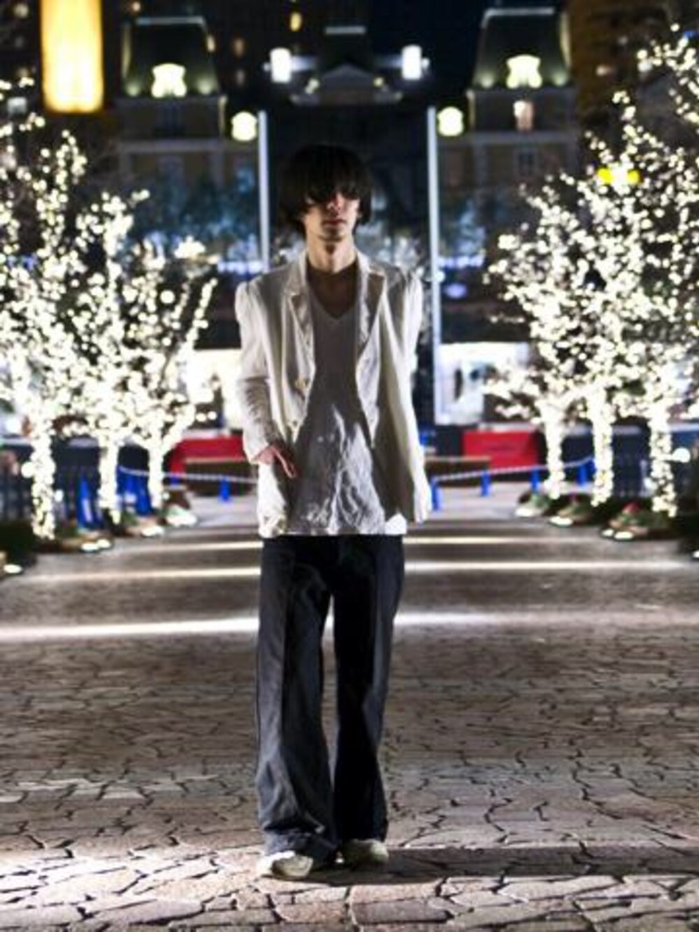 「白ジャケット、ワイドパンツ、白スニーカー、美容師、サロンスタッフ、ホワイトスニーカー、モード、Vネック」｜「Yohji Yamamotoのアイテム（テーラードジャケット、ホワイト系）」を使った、森平 祐介さん（メンズ・171cm）の冬コーディネートの1枚目の写真