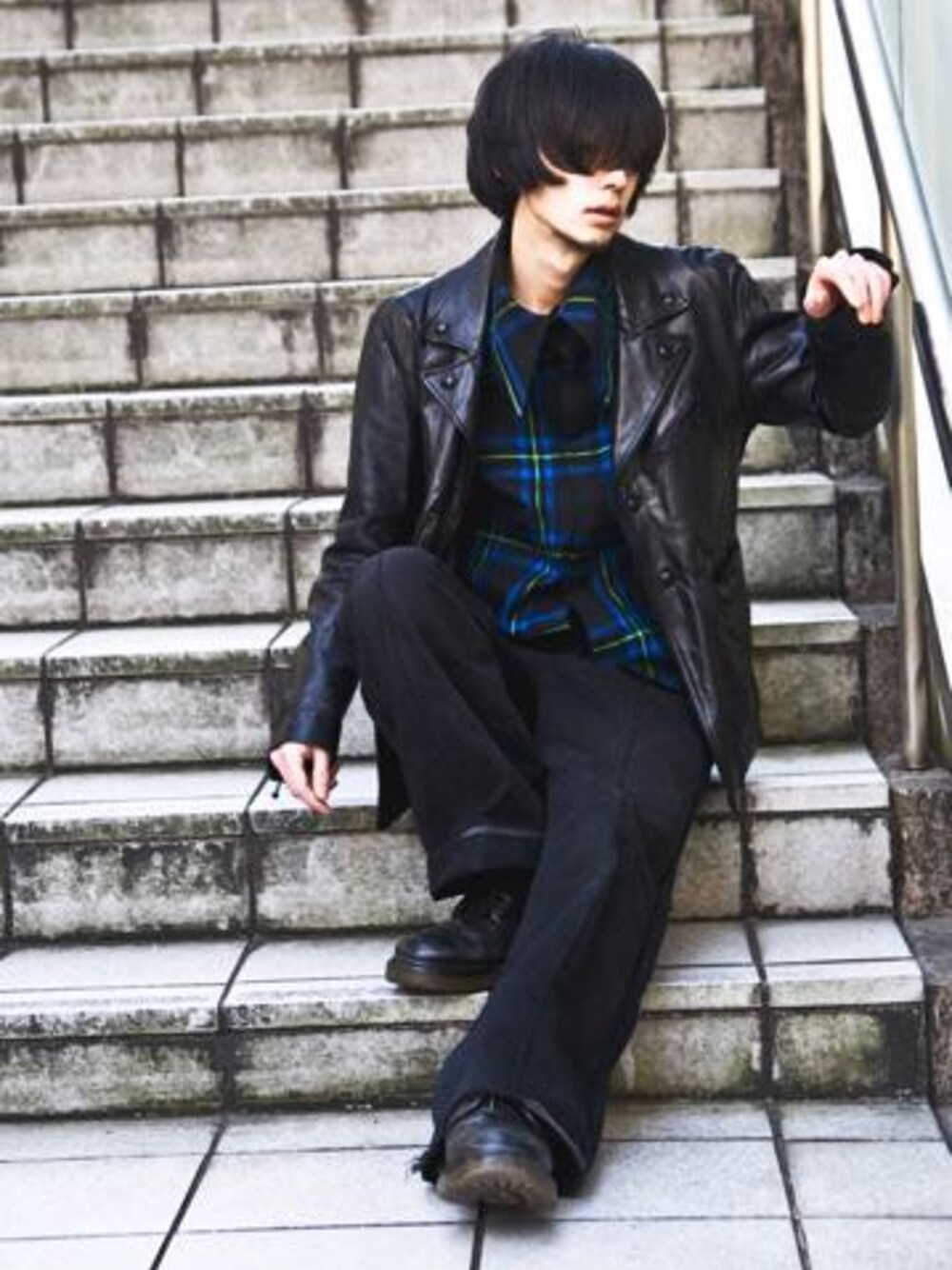 「ライダースジャケット、レザージャケット、チェックシャツ、ワイドパンツ、美容師、サロンスタッフ」｜「glambのアイテム（ライダースジャケット、ブラック系）」を使った、森平 祐介さん（メンズ・171cm）の冬コーディネートの1枚目の写真