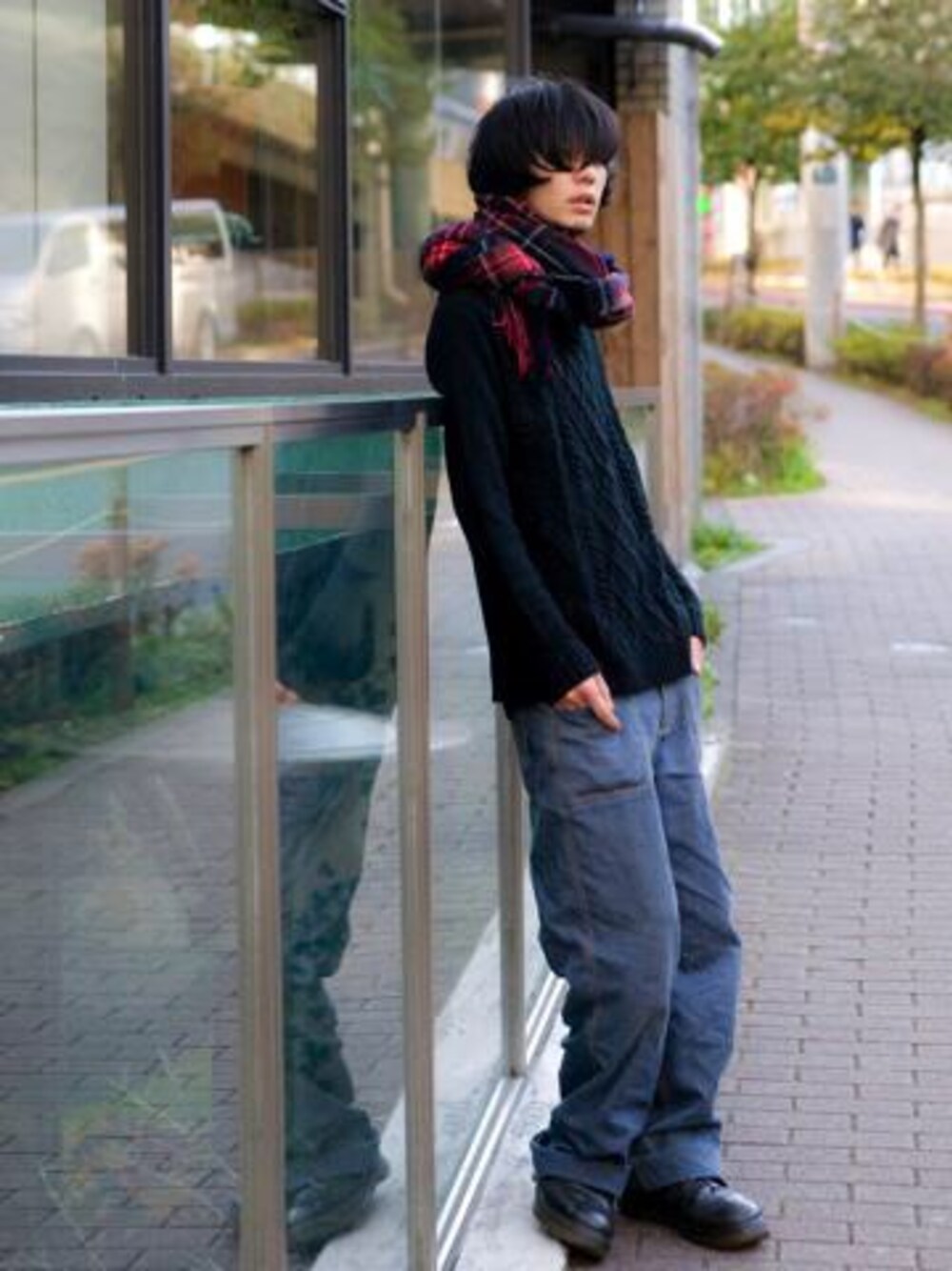 「柄マフラー、古着MIX、美容師、サロンスタッフ、ゆったりコーデ、デニム、ニット&デニム、タータンチェック」｜「古着のアイテム（マフラー、レッド系）」を使った、森平 祐介さん（メンズ・171cm）の冬コーディネートの1枚目の写真