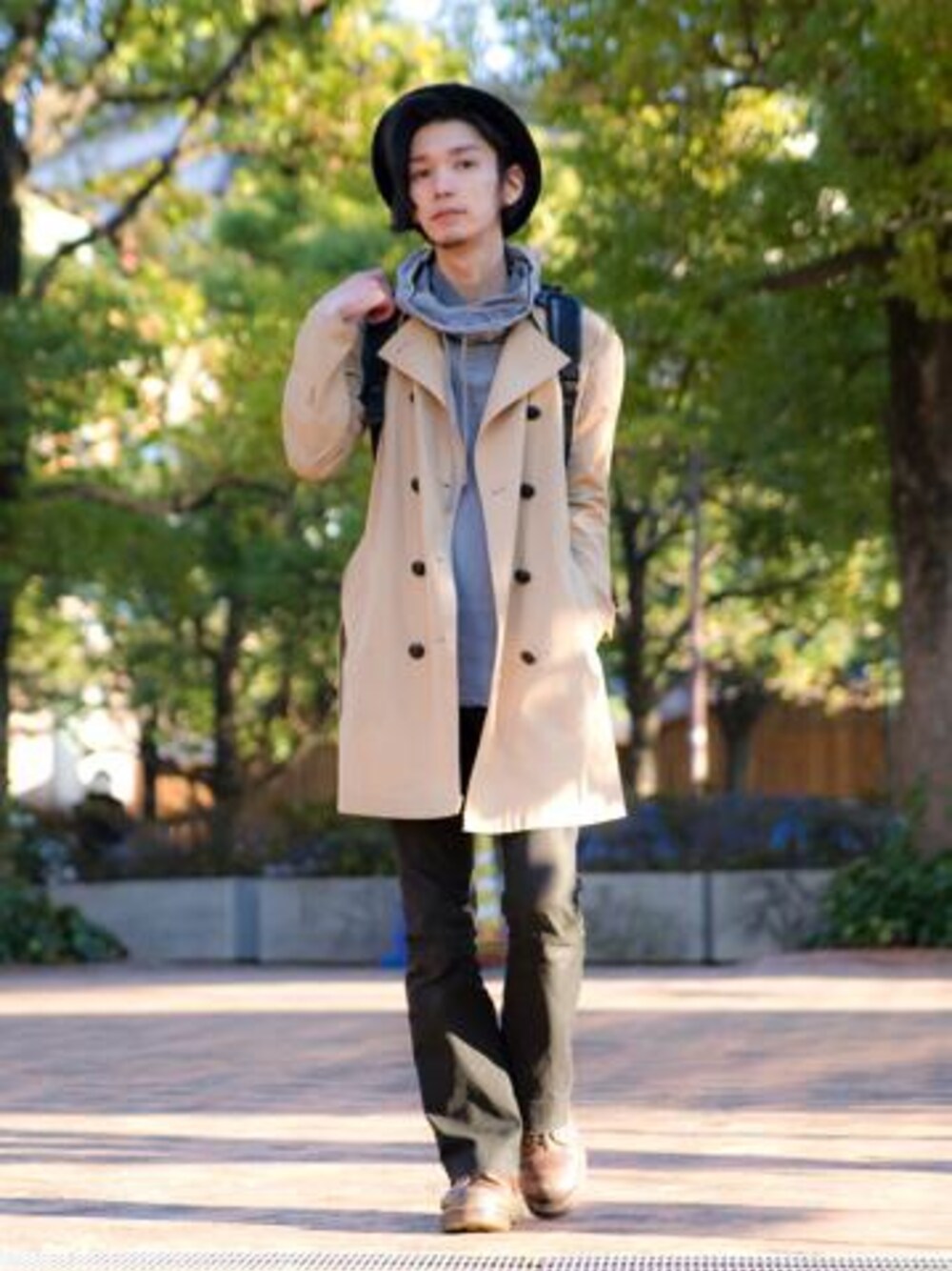 「古着MIX、トレンチコート、ハット、美容師、サロンスタッフ、革靴、グレーのタートルネック」｜「古着のアイテム（トレンチコート、ベージュ系）」を使った、森平 祐介さん（メンズ・171cm）の冬コーディネートの1枚目の写真