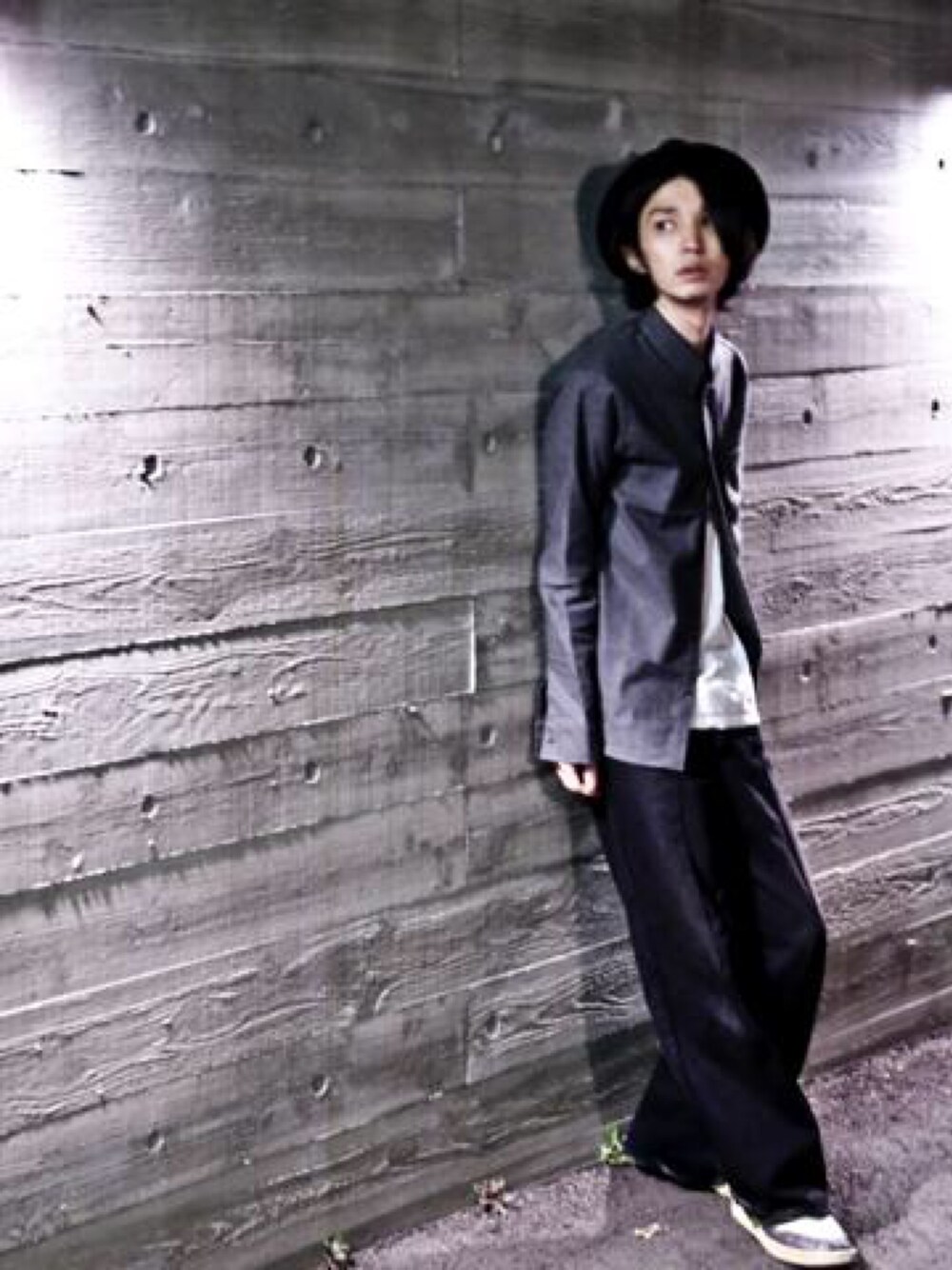 「シャツスタイル、ハット、ワイドパンツ、美容師」｜「glambのアイテム（シャツ/ブラウス、グレー系）」を使った、森平 祐介さん（メンズ・171cm）の春コーディネートの1枚目の写真