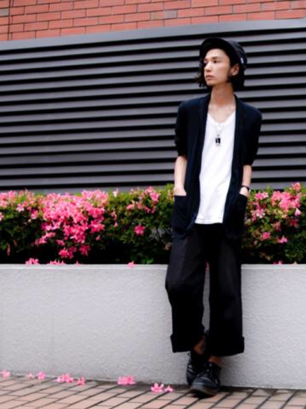「バケットハット、白Tシャツ、ワイドパンツ、美容師、コムデギャルソン、Champion」｜「Dr. Martensのアイテム（ブーツ、ブラック系）」を使った、森平 祐介さん（メンズ・171cm）の夏コーディネートの1枚目の写真