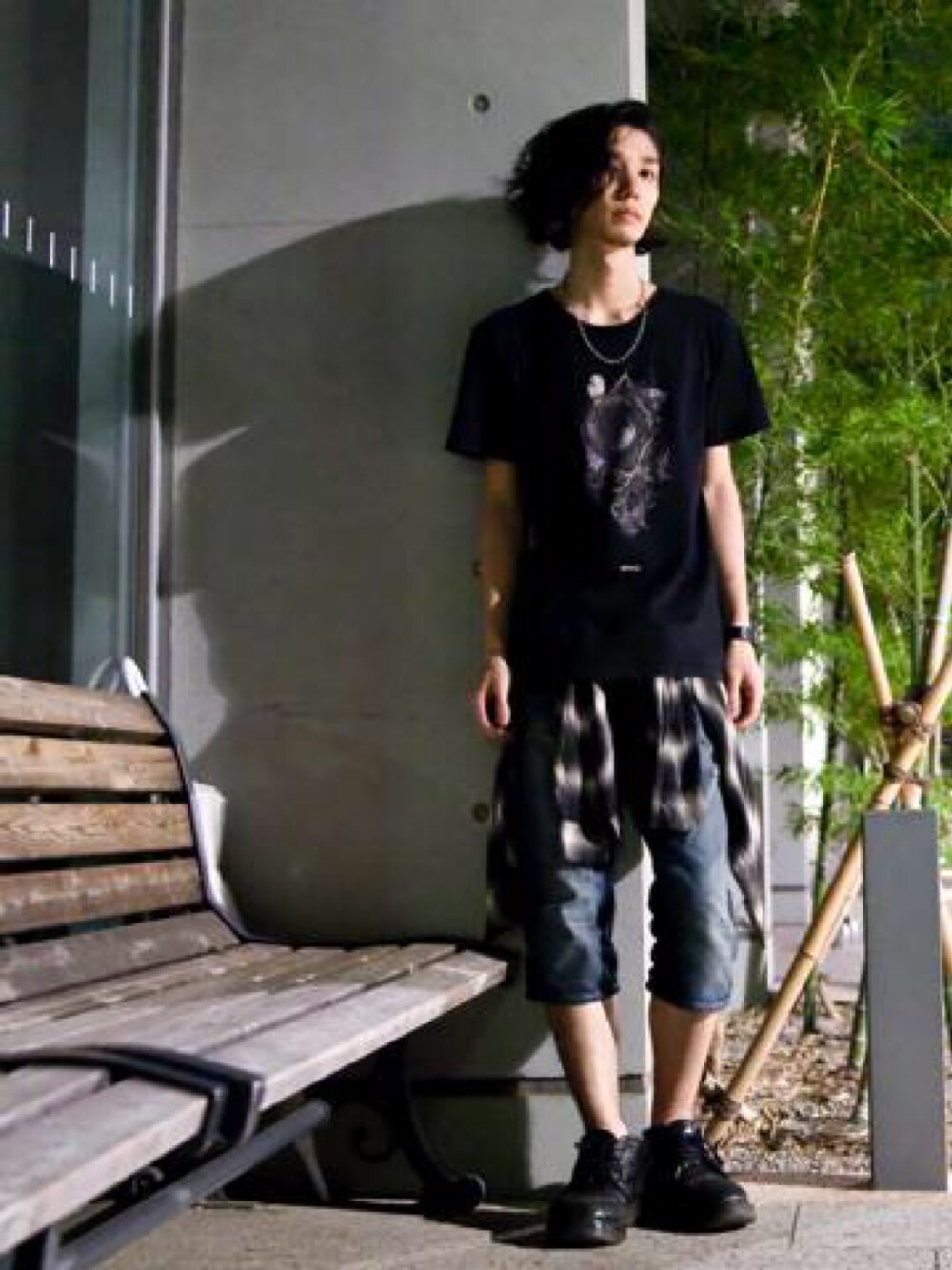 「Tシャツ、腰巻きスタイル、デニムパンツ、美容師、チェックシャツ」｜「glambのアイテム（Tシャツ/カットソー、ブラック系）」を使った、森平 祐介さん（メンズ・171cm）の夏コーディネートの1枚目の写真