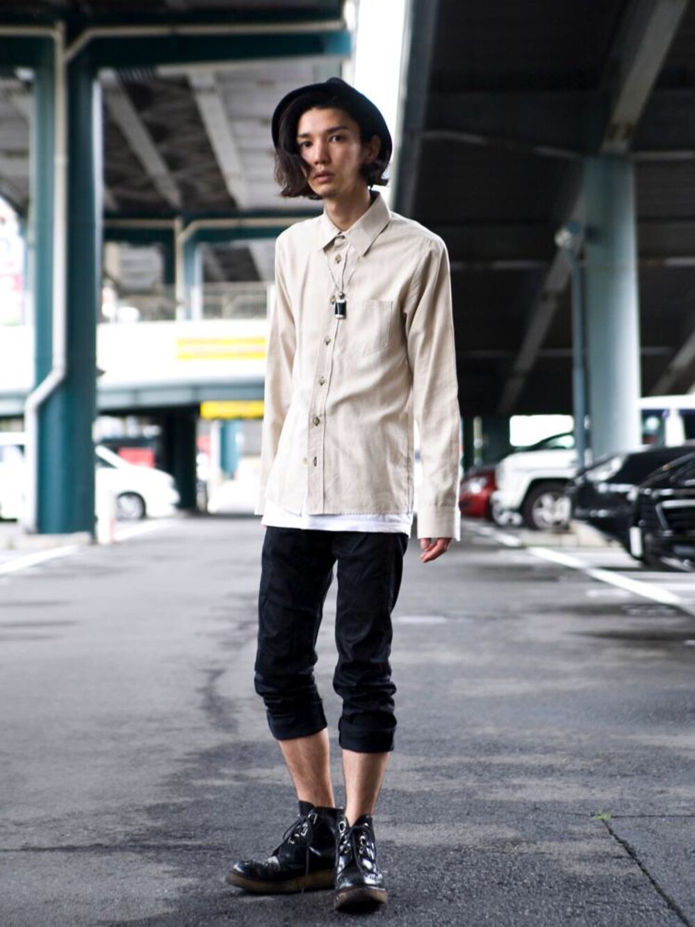「ハット、ブーツ、シャツスタイル、美容師、シャツ」｜「glambのアイテム（シャツ/ブラウス、ベージュ系）」を使った、森平 祐介さん（メンズ・171cm）の夏コーディネートの1枚目の写真