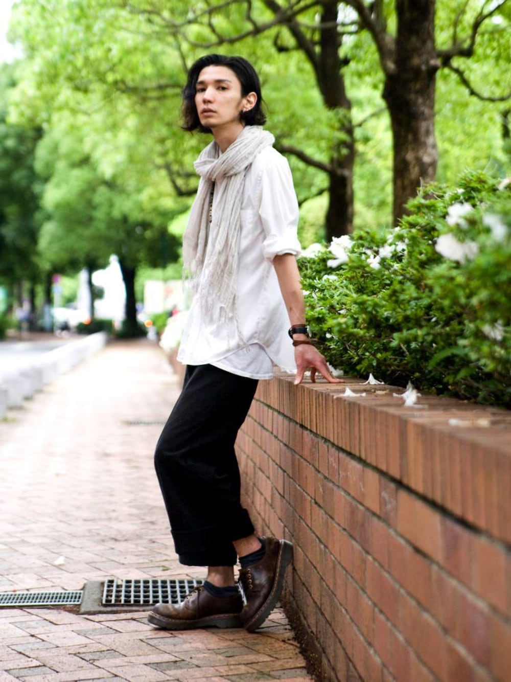 「白シャツ、ストール、ワイドパンツ、美容師」｜「古着のアイテム（シャツ/ブラウス、ホワイト系）」を使った、森平 祐介さん（メンズ・171cm）の夏コーディネートの1枚目の写真