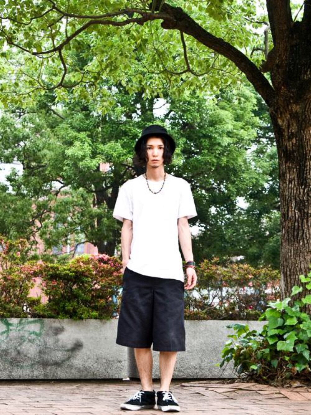 「白Tシャツ、ハーフパンツ、ハット、ラフ、美容師」｜「American Apparelのアイテム（Tシャツ/カットソー、ホワイト系）」を使った、森平 祐介さん（メンズ・171cm）の夏コーディネートの1枚目の写真