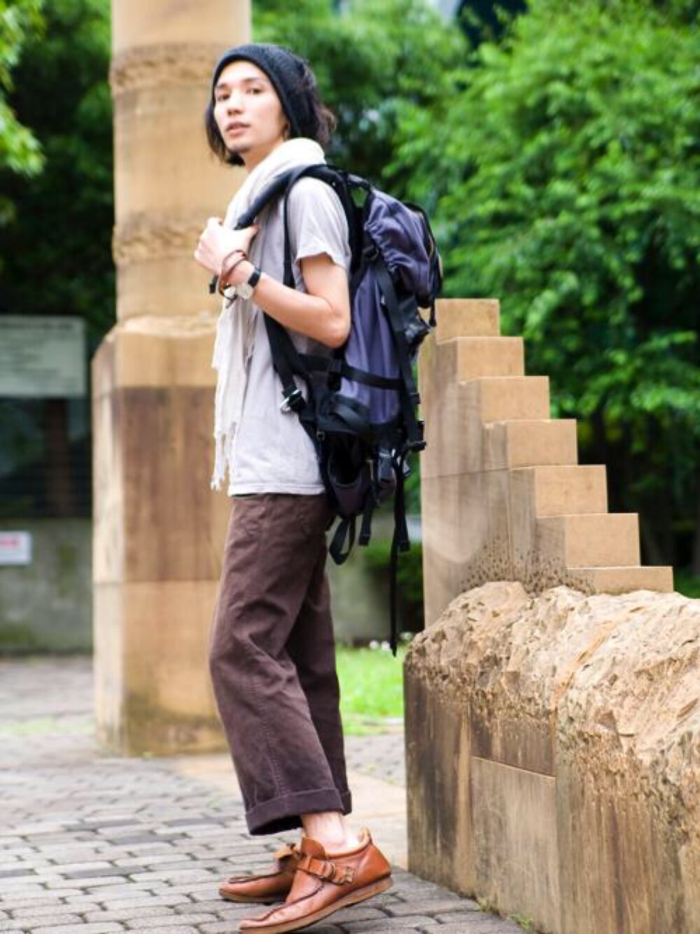「旅行、リュック、ストール、夏休み、美容師」｜「HANESのアイテム（Tシャツ/カットソー、グレー系）」を使った、森平 祐介さん（メンズ・171cm）の夏コーディネートの1枚目の写真