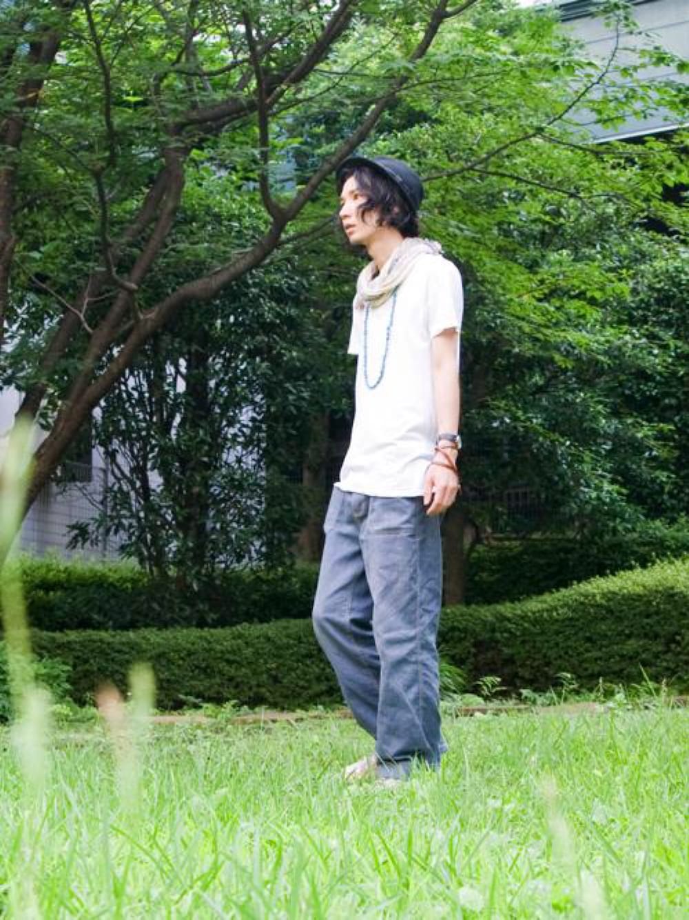 「休日、ストール、ゆるコーデ、美容師」｜「HANESのアイテム（Tシャツ/カットソー、ホワイト系）」を使った、森平 祐介さん（メンズ・171cm）の夏コーディネートの1枚目の写真