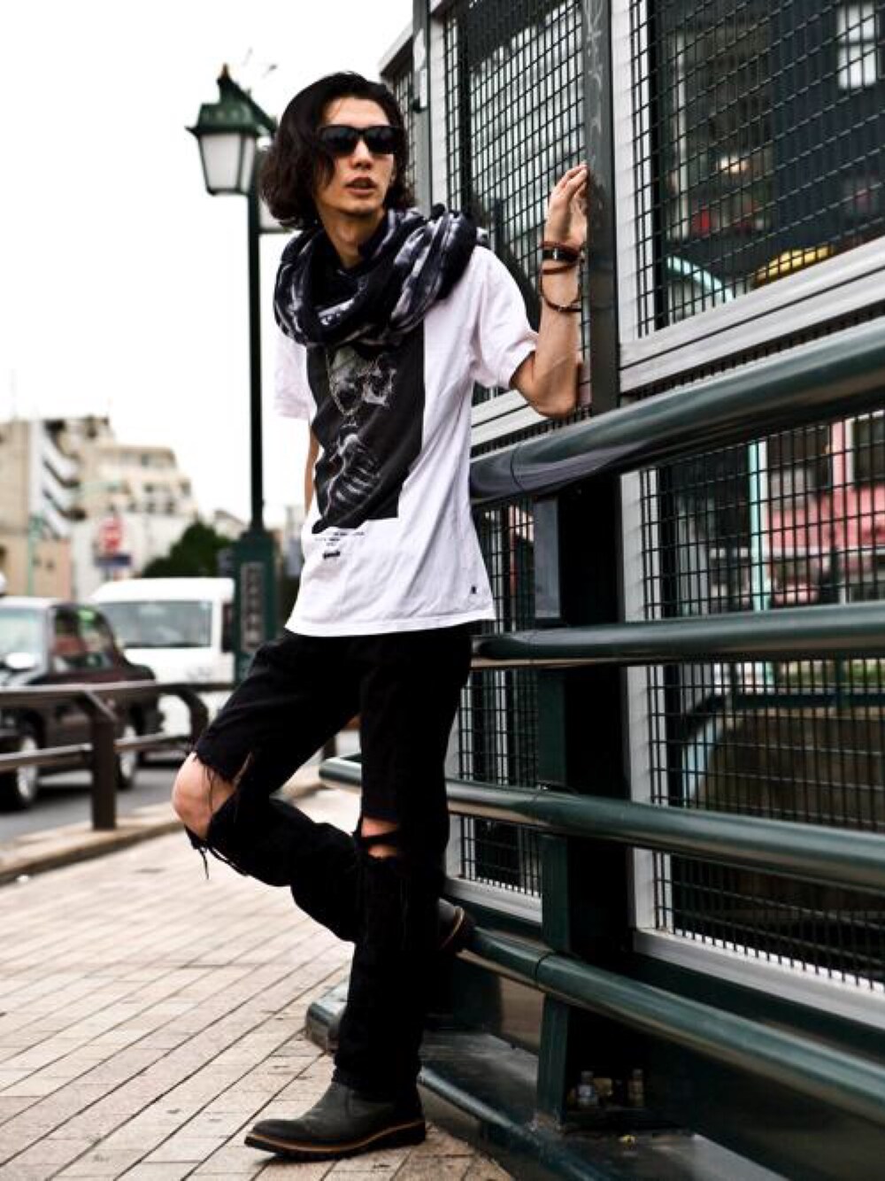 「ダメージデニムパンツ、スヌード、白Tシャツ、ブラックデニム、ブーツ、ロック、美容師」｜「American Apparelのアイテム（ストール/ショール、グレー系）」を使った、森平 祐介さん（メンズ・171cm）の夏コーディネートの1枚目の写真