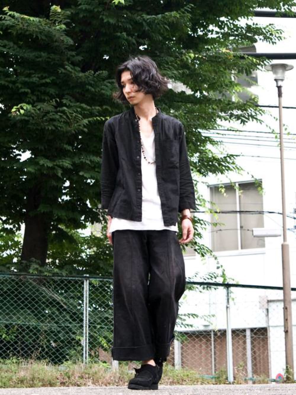 「モノトーン、ワイドパンツ、ノーカラーシャツ、美容師」｜「glambのアイテム（シャツ/ブラウス、ブラック系）」を使った、森平 祐介さん（メンズ・171cm）の夏コーディネートの1枚目の写真