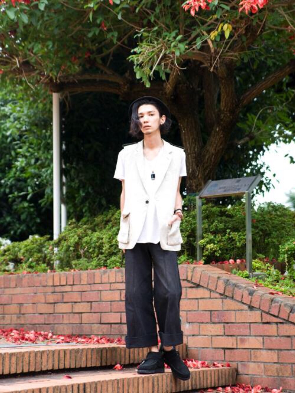 「ベスト、ワイドパンツ、ロールアップ、ハット、美容師」｜「JOHN LAWRENCE SULLIVANのアイテム（ベスト、ベージュ系）」を使った、森平 祐介さん（メンズ・171cm）の夏コーディネートの1枚目の写真