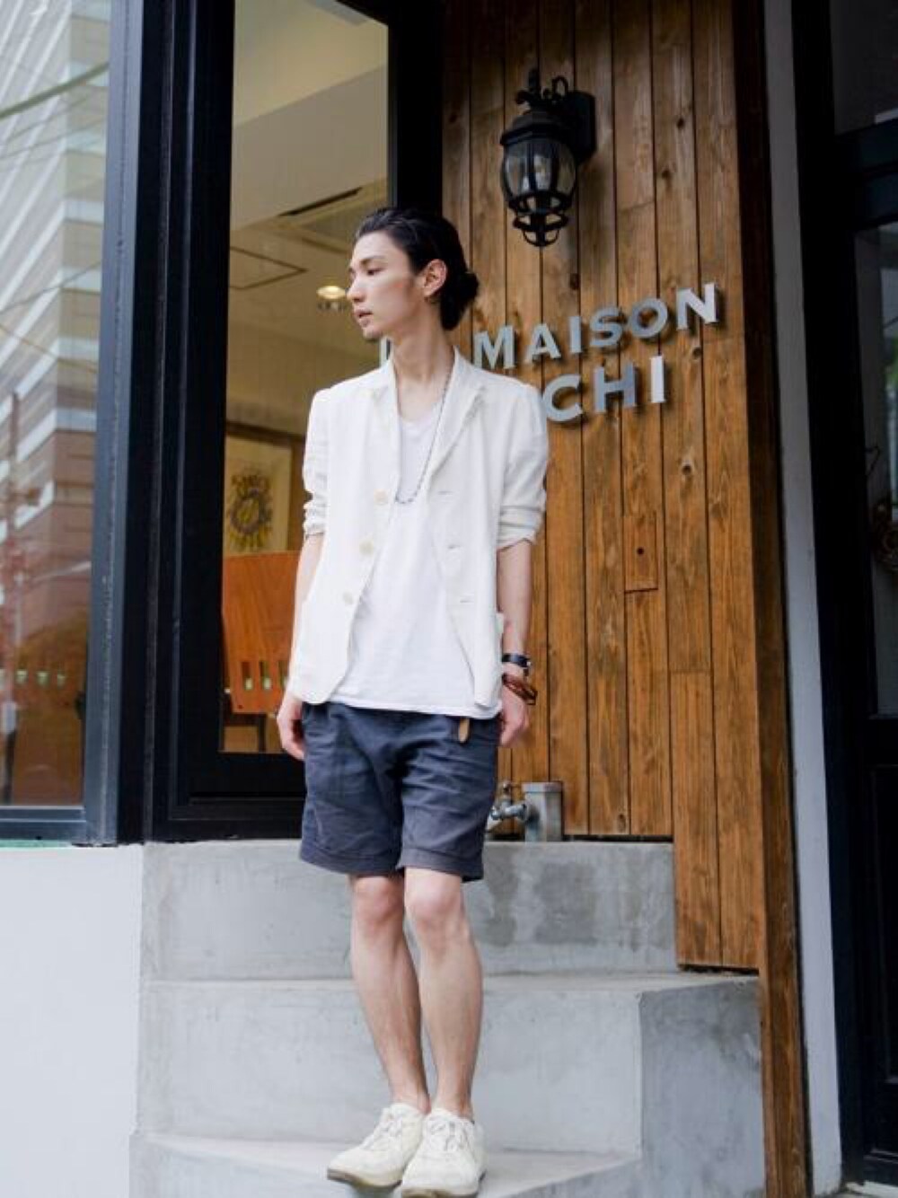 「白ジャケット、短パン、スニーカー、美容師」｜「Yohji Yamamotoのアイテム（ジャケット/アウター、ホワイト系）」を使った、森平 祐介さん（メンズ・171cm）の秋コーディネートの1枚目の写真