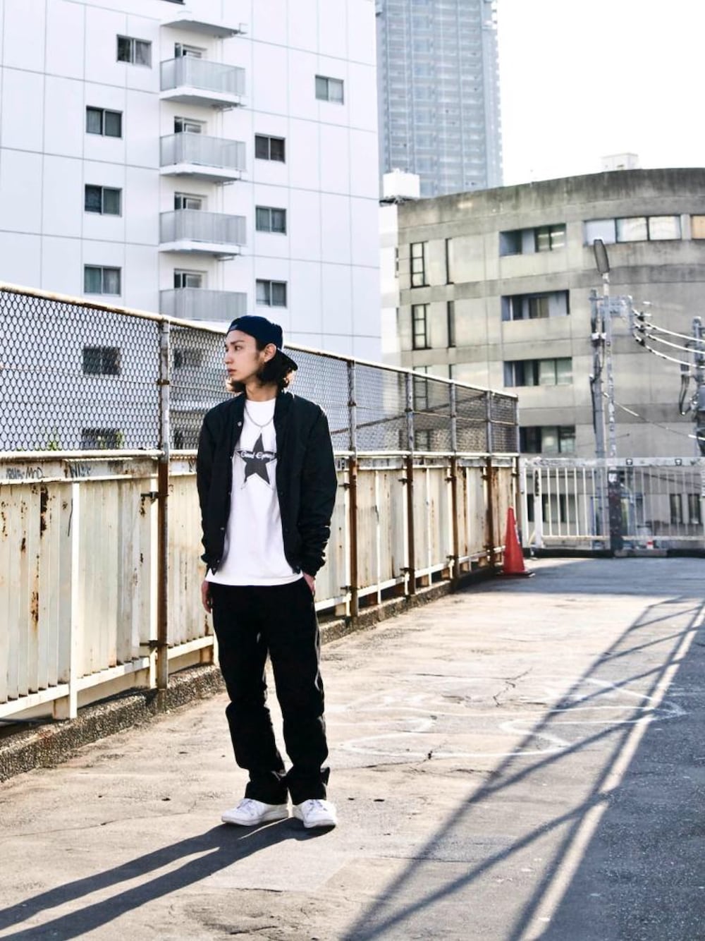 「90’s、白スニーカー、ナイロンジャケット、キャップ、美容師」｜「American Apparelのアイテム（ナイロンジャケット、ブラック系）」を使った、森平 祐介さん（メンズ・171cm）の秋コーディネートの1枚目の写真