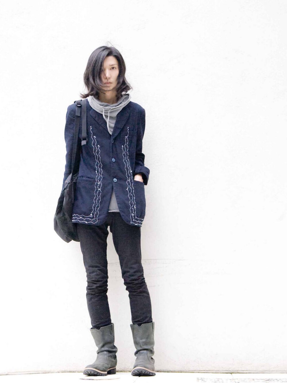 「スキニーデニム、ジャケット、ブーツイン、美容師」｜「COMME des GARCONS HOMME PLUSのアイテム（ジャケット/アウター、ブルー系）」を使った、森平 祐介さん（メンズ・171cm）の秋コーディネートの1枚目の写真