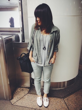 「ZARA（ザラ）のアイテム（Tシャツ/カットソー、グレー系）」を使った、vivianaさん（レディース・162cm）の秋コーディネート