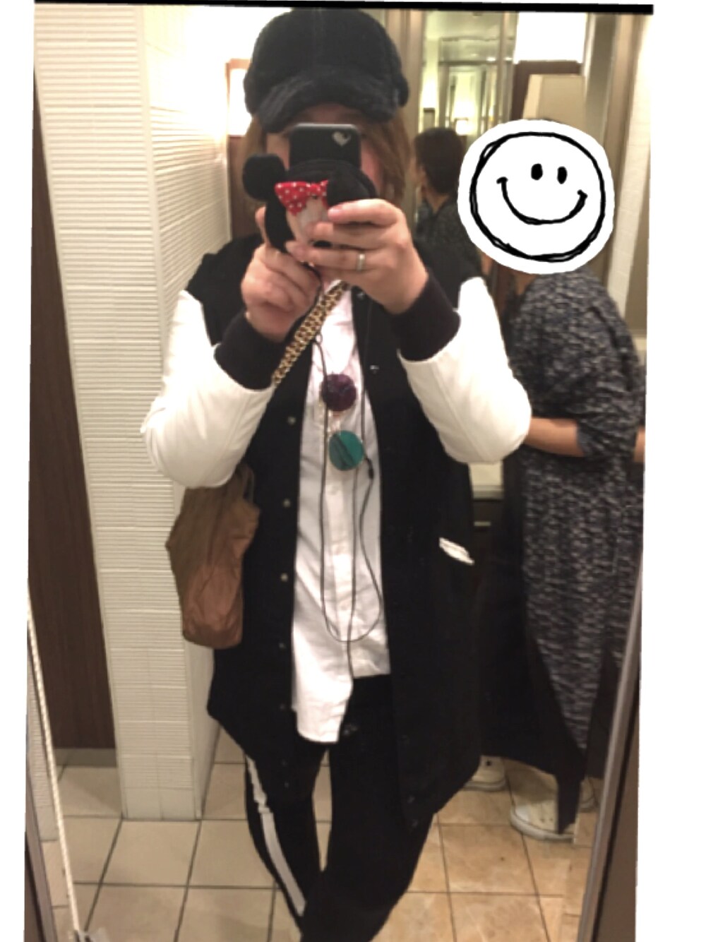 「モノトーン、PRADA、大人カジュアル、セレブファッション、ラビットファー、スタジャン、ラクチンコーデ、大人ヤンチャ部、チェーンバッグ、ルシェルブルー」｜「LE CIEL BLEUのアイテム（スタジャン、ブラック系）」を使った、tomomi okamotoさん（レディース・169cm）の秋コーディネートの1枚目の写真
