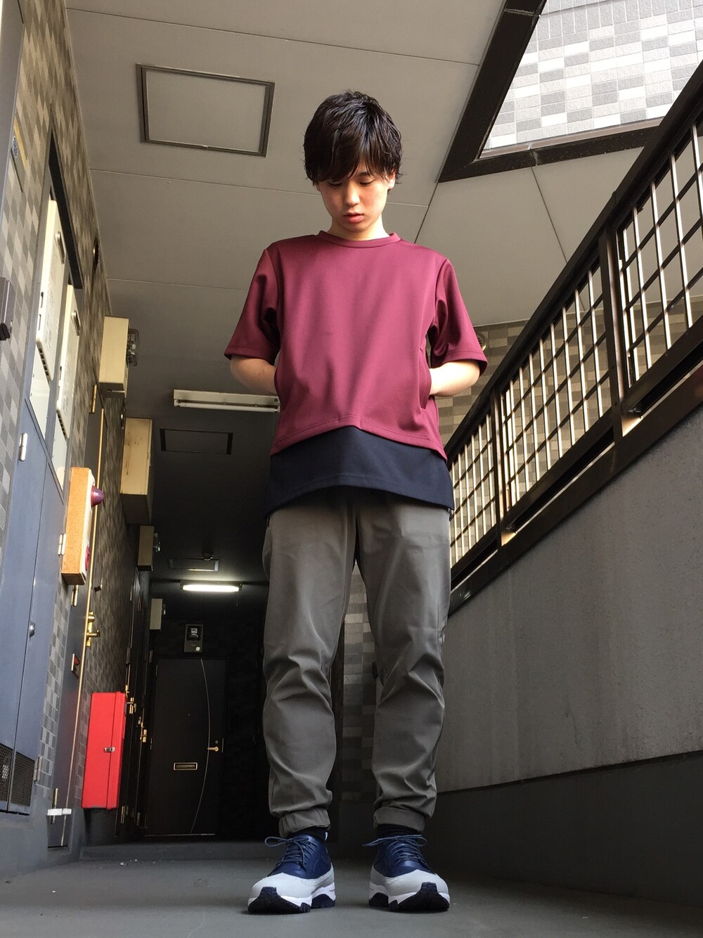 レッド系のTシャツ/カットソー、ブルー系のスニーカー、グレー系のその他を着用したメンズの春コーディネートの1枚目の写真