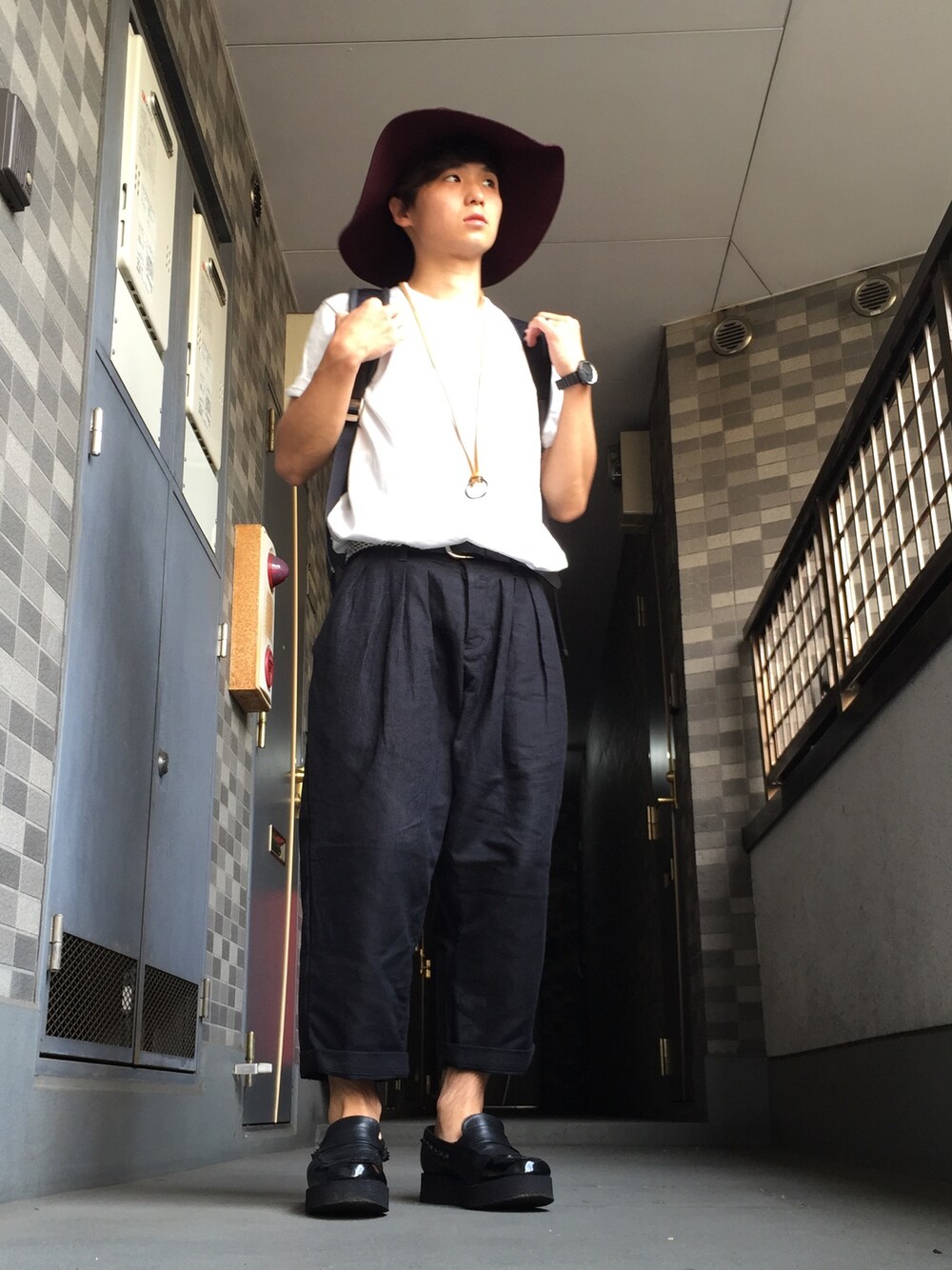 ブラック系のドレスシューズ、ブラック系のその他パンツ、ホワイト系のTシャツ/カットソーを着用したメンズの夏コーディネートの1枚目の写真