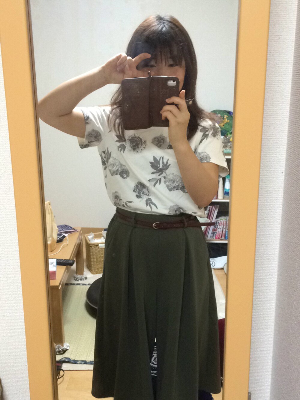 「ラブ＆ピース2015、花柄、ガウチョパンツ、カーキ、ベルト、ワインレッド」｜「PEACH JOHNのアイテム（トップス、ホワイト系）」を使った、chihiroさん（レディース・151cm）の秋コーディネートの1枚目の写真