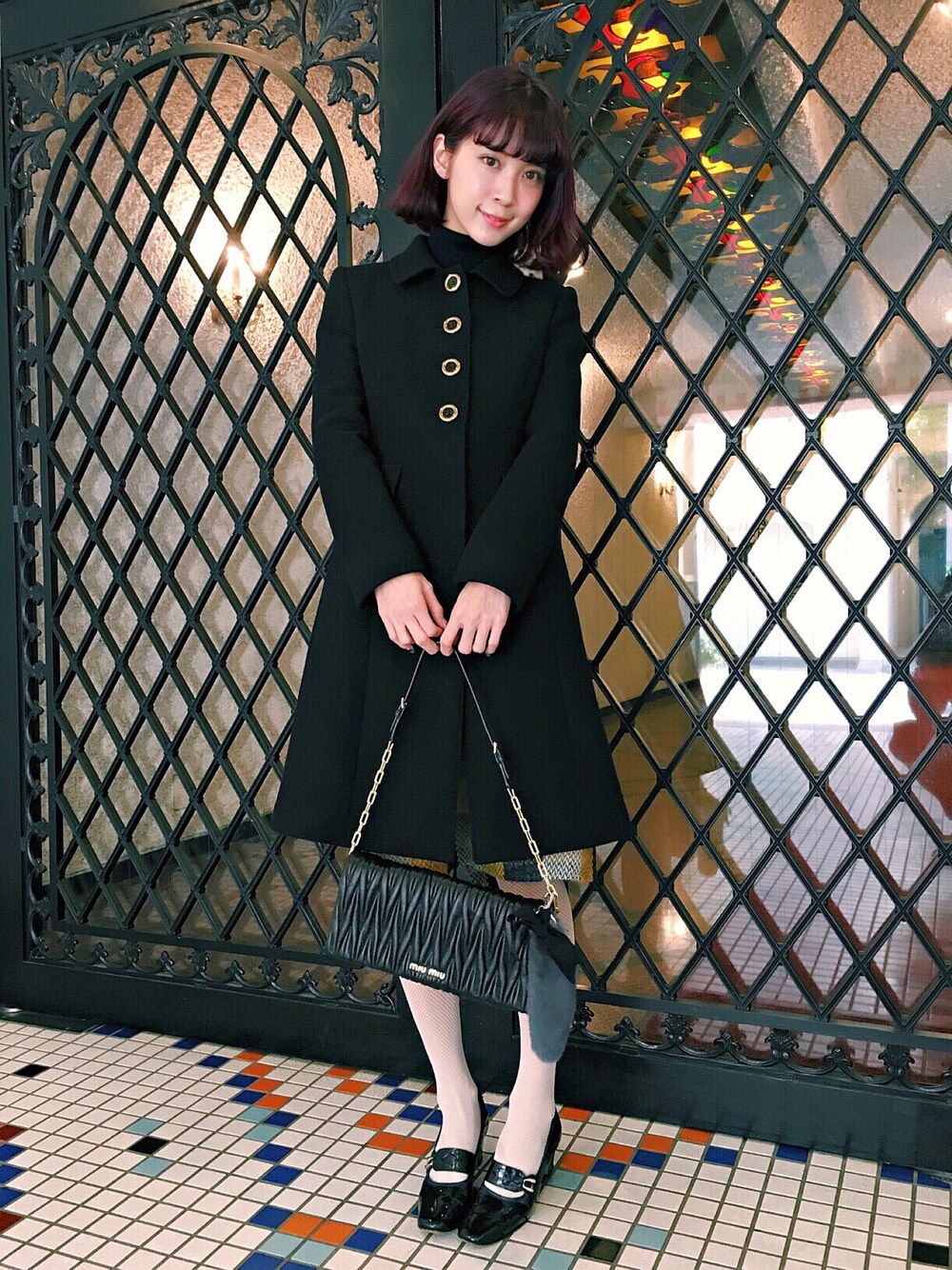 ブラック系のジャケット/アウター、ブラック系のショルダーバッグを着用したレディースの秋コーディネートの1枚目の写真