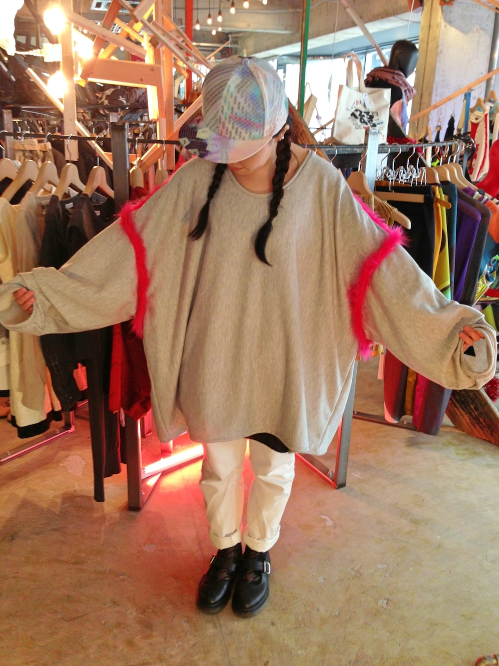 「Dr.Martens、mikio sakabe、balmung」｜「BALMUNGのファーラインスウェット（スウェット、グレー系）」を使った、kumiさん（メンズ・153cm）の春コーディネートの1枚目の写真