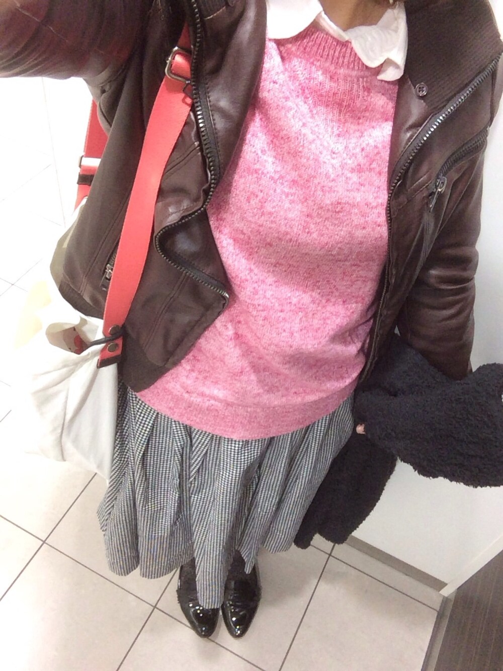 「ニット×シャツ、チェックスカート、ライダース、スヌード、フラットシューズ」｜「GAPのアイテム（ニット/セーター、ピンク系）」を使った、makippさん（レディース・150cm）の秋コーディネートの1枚目の写真