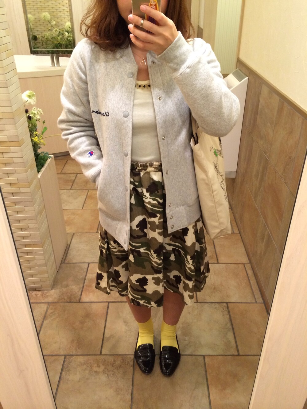 「イエロー、Champion、迷彩、カモフラ、フレアスカート」｜「ROSE BUDの(CHAMPION/ROSEBUD)#C8-E025  REVERS WEAVE SNAP SWEAT JK（その他アウター、グレー系）」を使った、makippさん（レディース・150cm）の春コーディネートの1枚目の写真