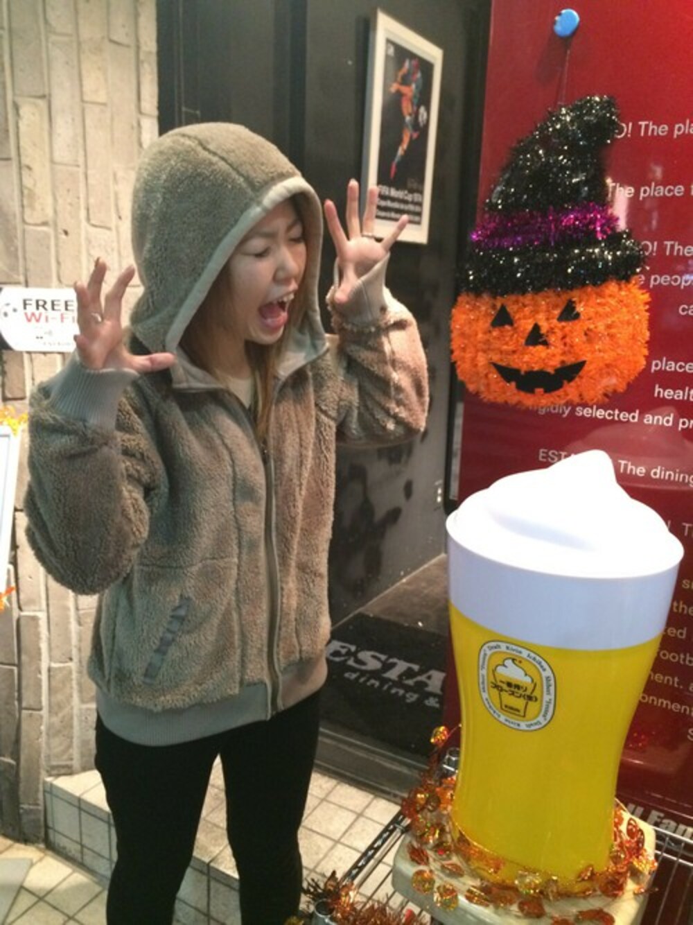 「AVIREX、もこもこ、ボンディング、ベージュコーデ、黒スキニー、かいじゅう、Trick or Treat、WEAR HALLOWEEN 2014、happy halloween」｜「AVIREXのavirex/アヴィレックス/メンズ/L/S BOA BONDING PARKA/長袖　ボア　ボンディング　パーカー（パーカー、ベージュ系）」を使った、Chihiroさん（レディース・158cm）の秋コーディネートの1枚目の写真