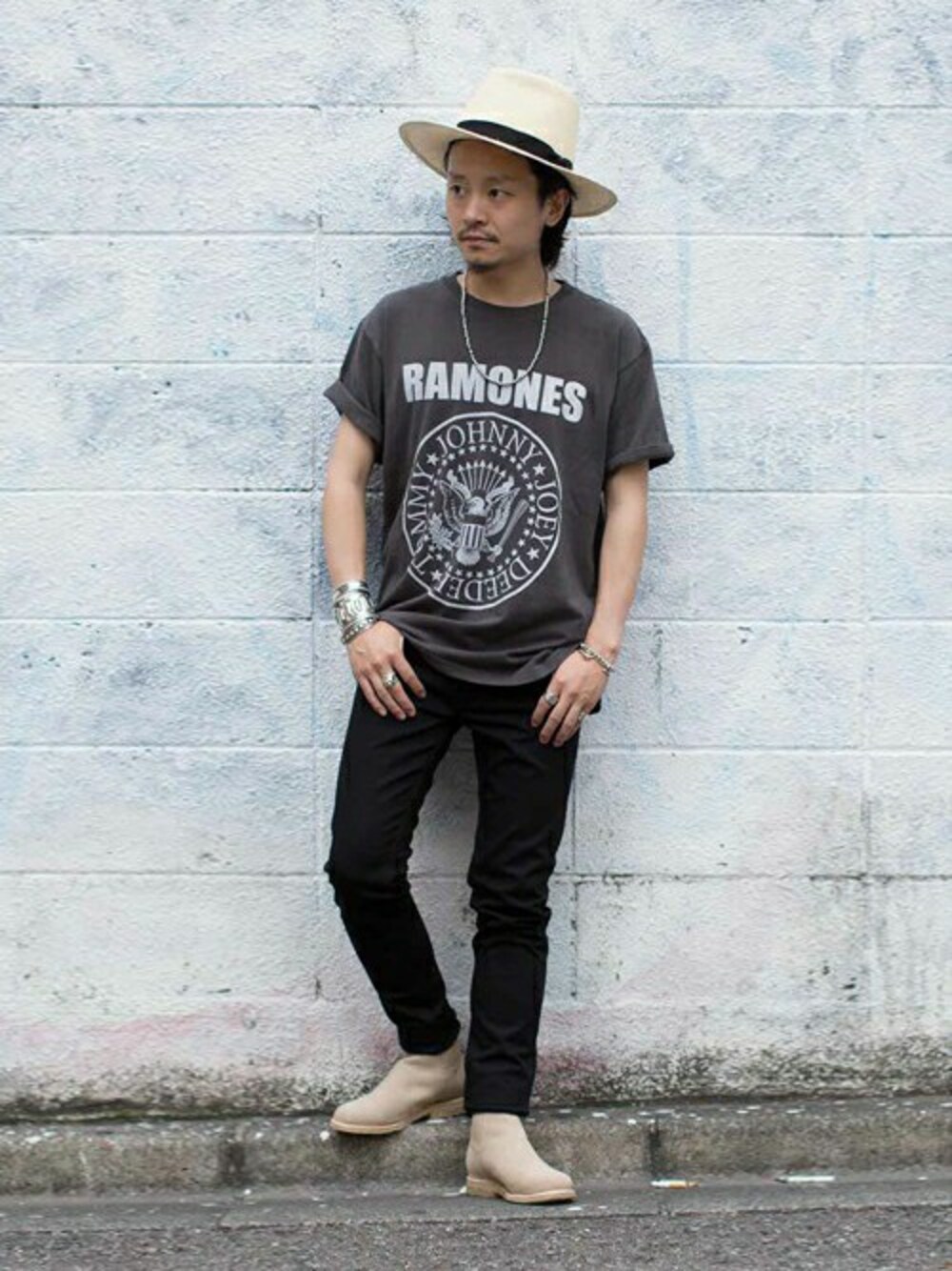 ブラック系のTシャツ/カットソー、ベージュ系のブーツ、ブラック系のデニムパンツを着用したメンズの夏コーディネートの1枚目の写真