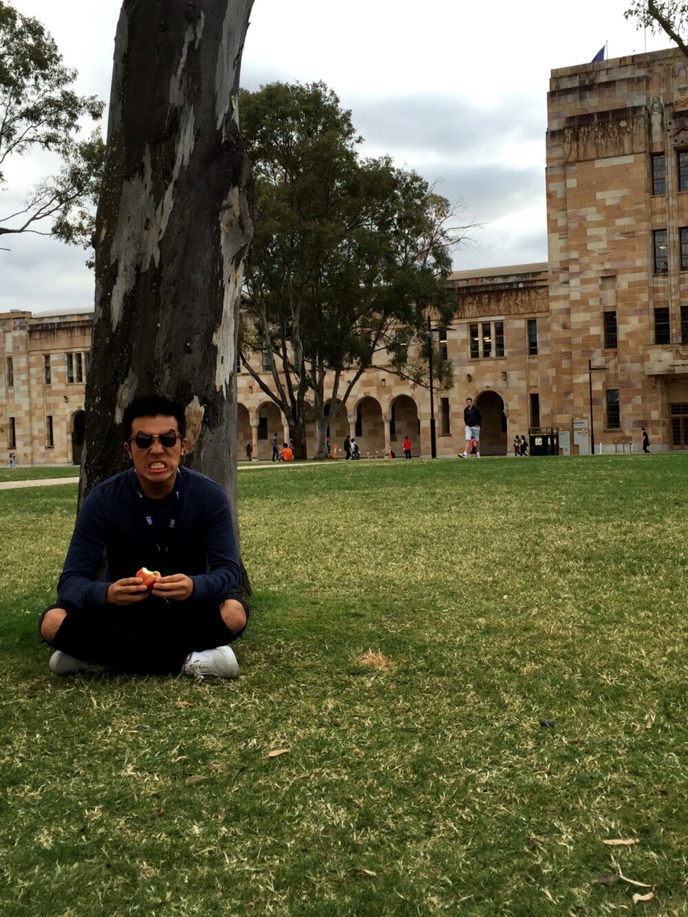 「Australia、UQ」｜「Ray-Banのアイテム（サングラス、ブラウン系）」を使った、louissy_さん（メンズ・173cm）の春コーディネートの1枚目の写真
