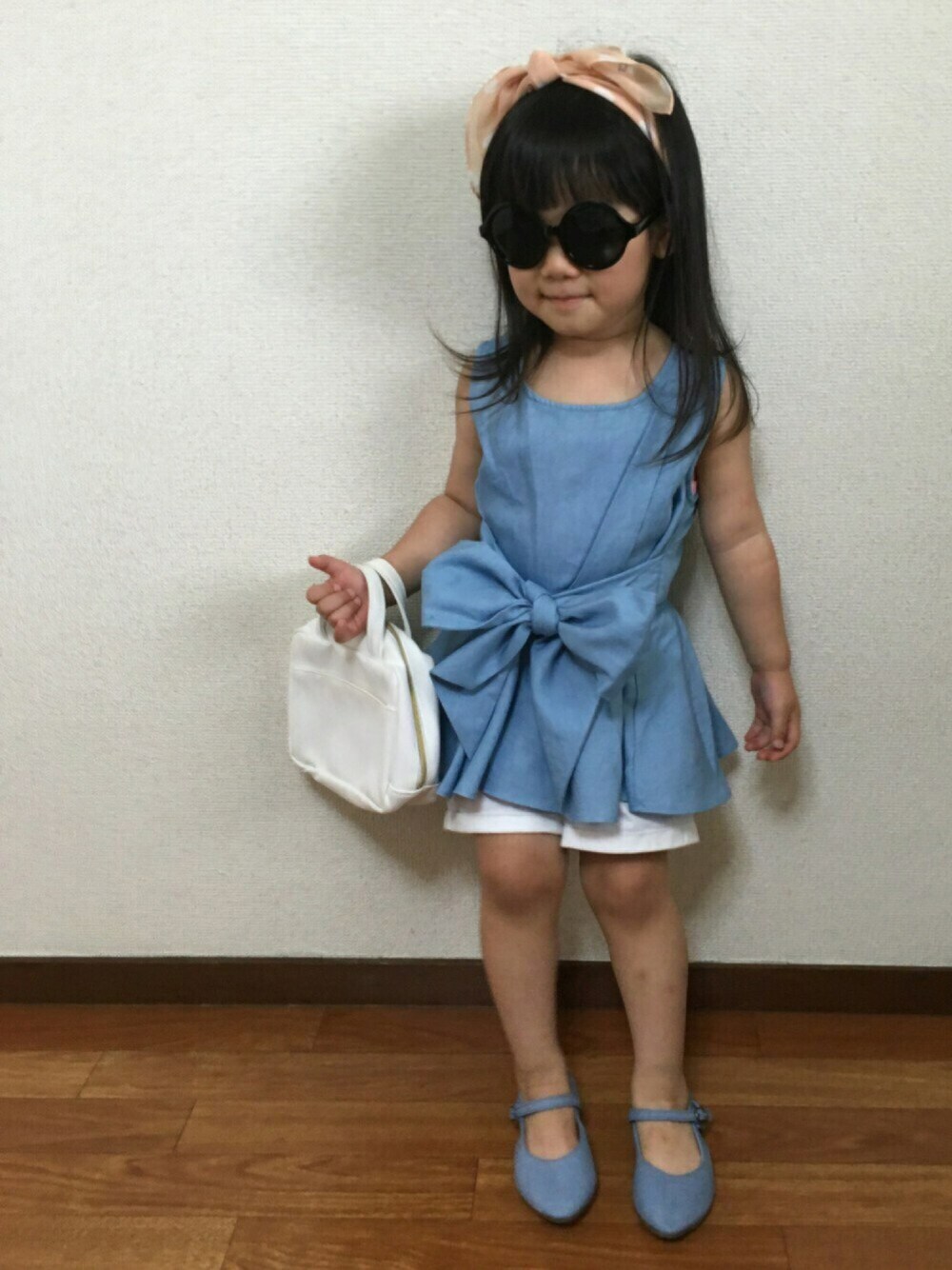 ブルー系のトップス、ホワイト系のその他パンツ、ブルー系のシューズを着用したキッズの夏コーディネートの1枚目の写真