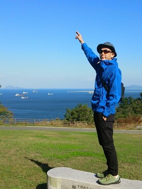 「アイテム（マウンテンパーカー、ブルー系）」を使った、サンディさん（メンズ・177cm）の春コーディネート