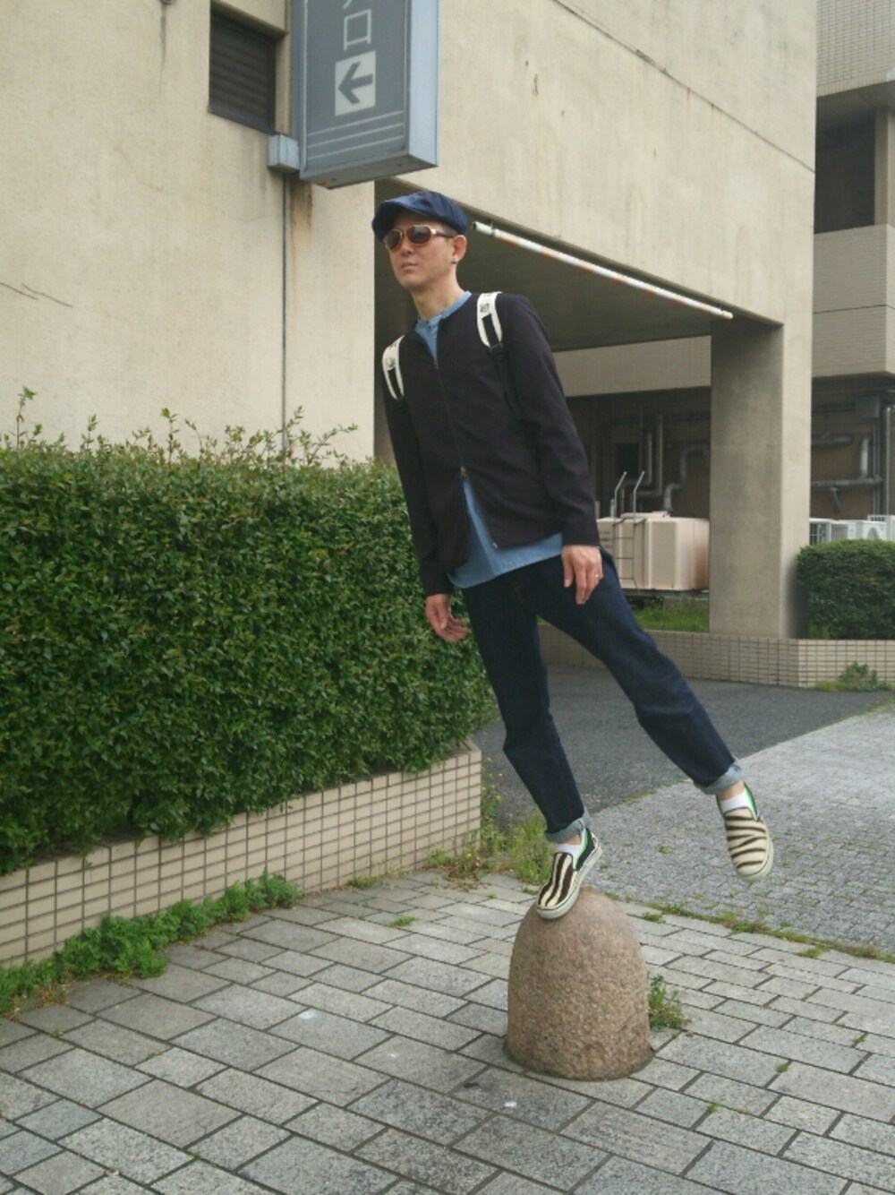 「デニムパンツ、ノーカラージャケット」｜「Right-onのアイテム（ノーカラージャケット、ブラック系）」を使った、サンディさん（メンズ・177cm）の春コーディネートの1枚目の写真