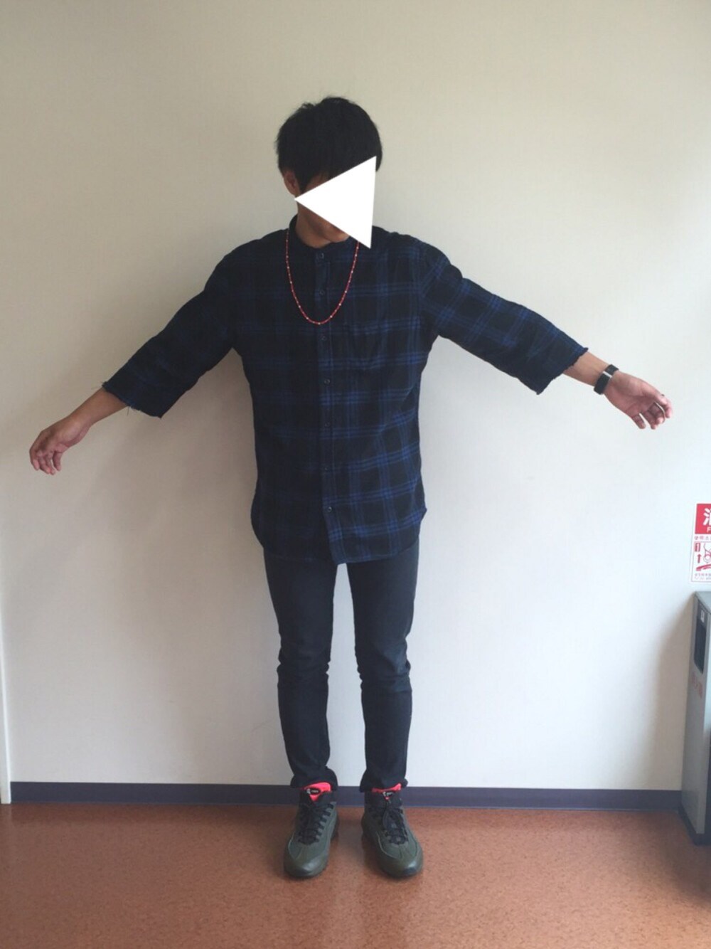 ブルー系のシャツ/ブラウス、ブラック系のその他パンツ、グリーン系のスニーカーを着用したメンズの夏コーディネートの1枚目の写真