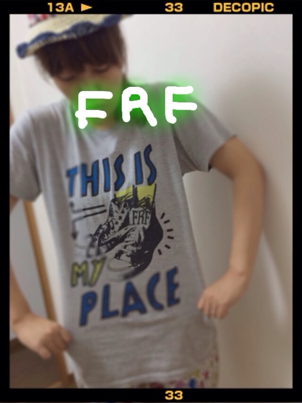 グレー系のTシャツ/カットソーを着用したレディースの夏コーディネートの1枚目の写真