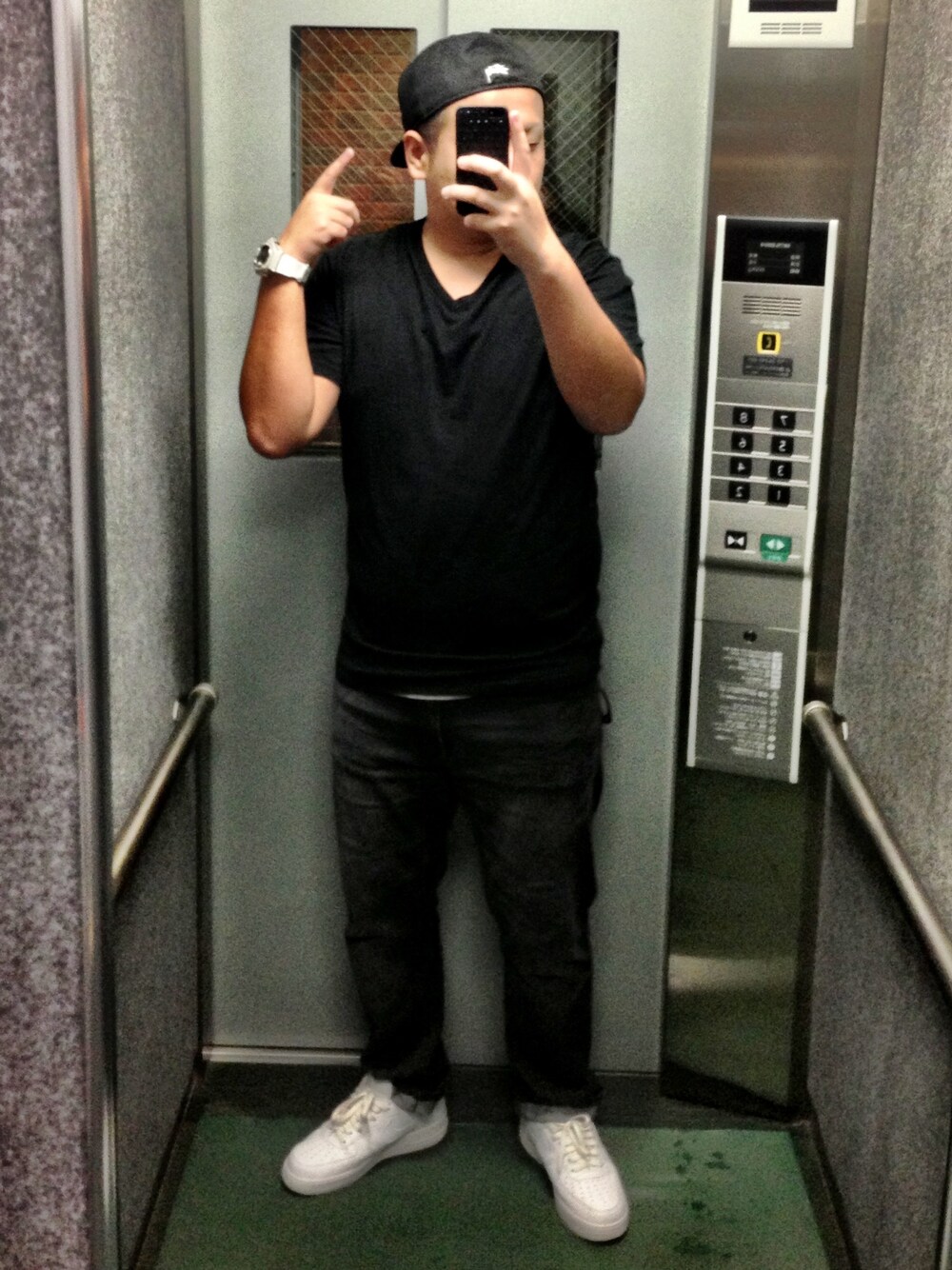 「stussy、UNIQLO、黒Tシャツ、白いスニーカー、NIKE、G-SHOCK、レイヤードスタイル」｜「STUSSYのSTUSSY New Era Hat（キャップ、ブラック系）」を使った、NurseManさん（メンズ・175cm）の夏コーディネートの1枚目の写真
