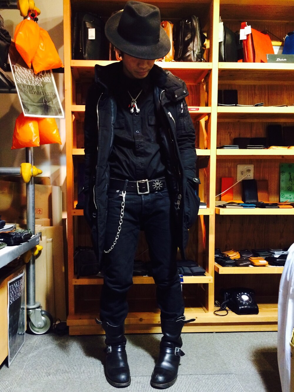ブラック系のダウンジャケット/コート、ブラック系のシャツ/ブラウス、ブラック系のデニムパンツを着用したメンズの冬コーディネートの1枚目の写真