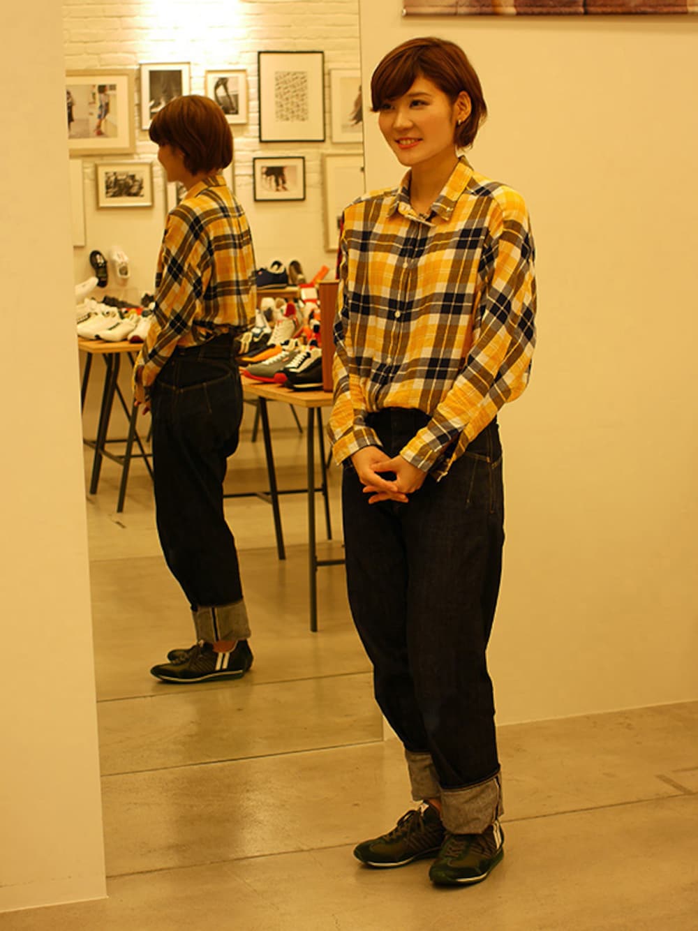 グリーン系のスニーカーを着用したレディースの秋コーディネートの1枚目の写真