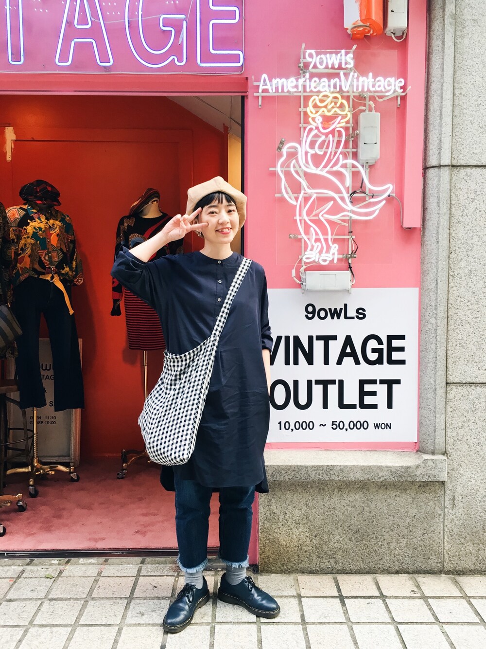 ブルー系のシャツ/ブラウス、ブルー系のデニムパンツ、ブルー系のその他シューズを着用したレディースの秋コーディネートの1枚目の写真