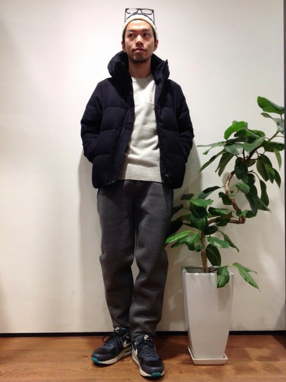 「ダウンジャケット、NIKE、ニットキャップ、NIKE AIR MAX」｜「URBAN RESEARCH DOORS MENSのDOORS ボンディングトラウザー（その他パンツ、グレー系）」を使った、horiguchiさん（メンズ・172cm）の秋コーディネートの1枚目の写真