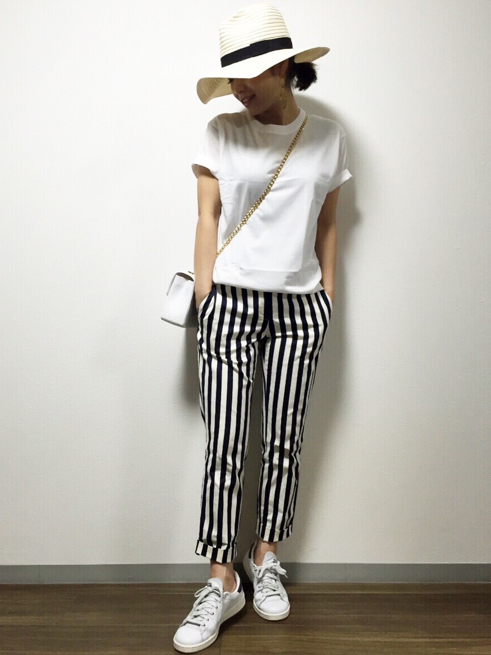 ホワイト系のTシャツ/カットソー、ホワイト系のショルダーバッグ、ホワイト系のその他パンツを着用したレディースの夏コーディネートの1枚目の写真