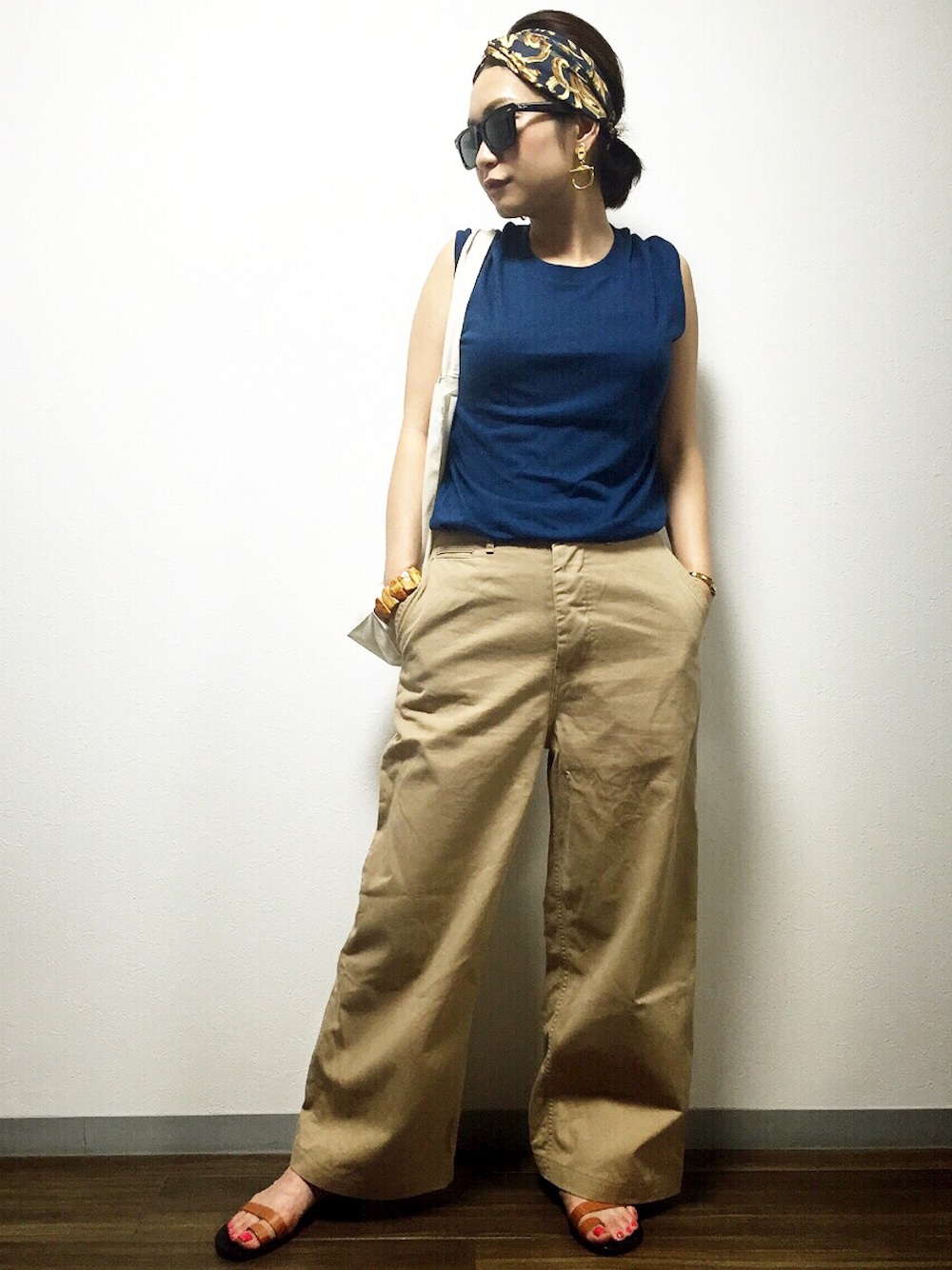 ブルー系のTシャツ/カットソー、ホワイト系のトートバッグ、ベージュ系のチノパンツを着用したレディースの夏コーディネートの1枚目の写真