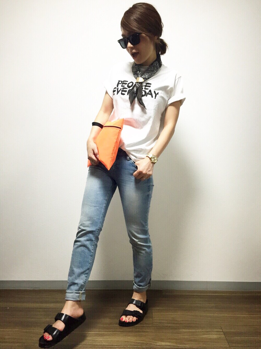 「服バカ、服バカ夏の陣、kokichiポーズ、バンダナ、メンズＴシャツ、ビルケンシュトック、首巻きスタイル、ネオンカラー、サングラス、カジュアル」｜「Ray-BanのRAYBAN / レイバン:WAYFARER/ サングラス（サングラス、ブラック系）」を使った、kanaさん（レディース・154cm）の夏コーディネートの1枚目の写真