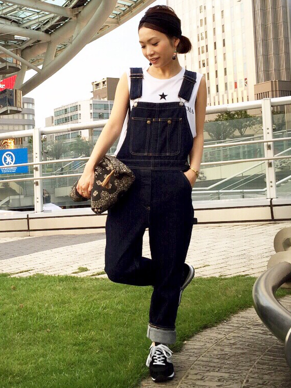 「デニムサロペット、サロペット、ヘアバンド、バンダナ柄、ニューバランス、カジュアル、チビーズ✳︎、服バカ、kokichiポーズ2、変装」｜「Deuxieme Classeのアイテム（Tシャツ/カットソー、ホワイト系）」を使った、kanaさん（レディース・154cm）の夏コーディネートの1枚目の写真