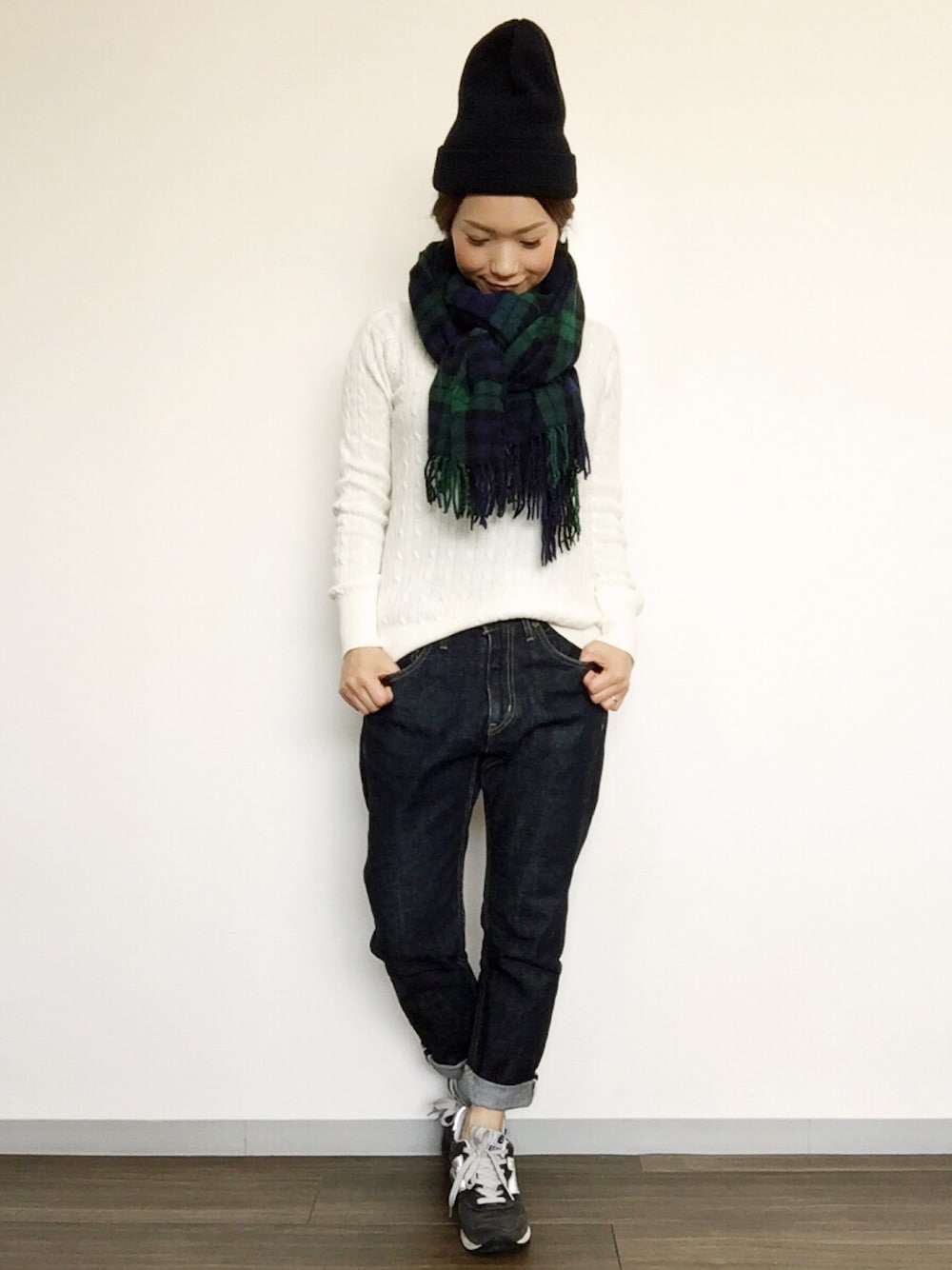 「チビーズ✳︎、服バカ、ユニクロ、UNIQLO、プチプラコーデ、カジュアル、オトナカジュアル、ニューバランス、チェック、ニット帽」｜「UNIQLOのWOMEN コットンカシミヤケーブルクルーネックセーター（長袖）（ニット/セーター、ホワイト系）」を使った、kanaさん（レディース・154cm）の秋コーディネートの1枚目の写真