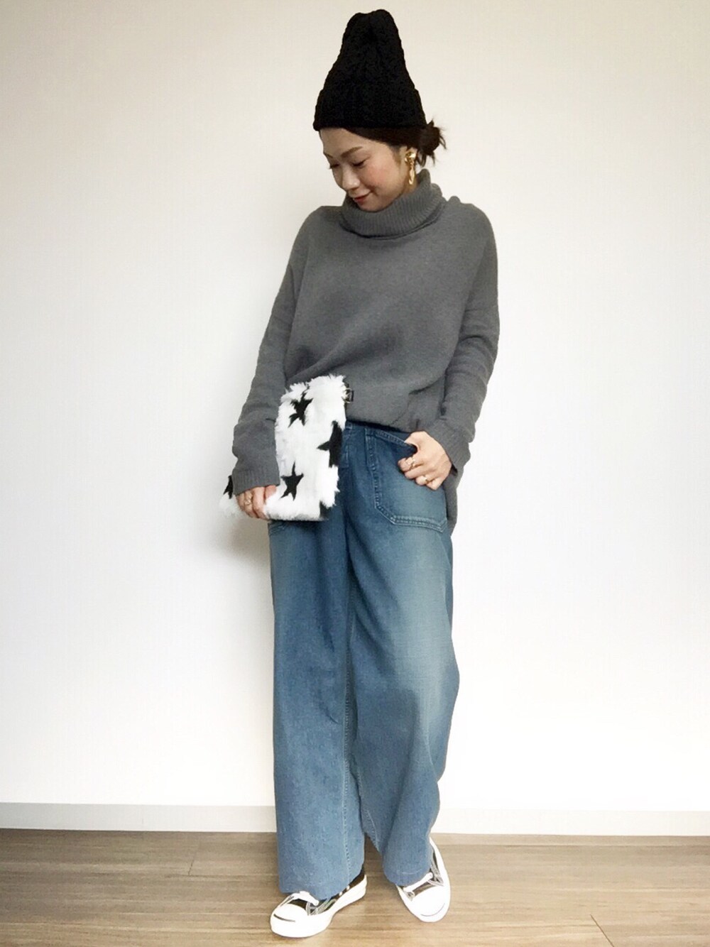 「チビーズ✳︎、服バカ、タートルネックニット、ワイドパンツ、コンバース、ルーズシルエット、星柄、ファー小物、クラッチバッグ」｜「Stuart Austinの☆【予約】 WEB限定　STUART AUSTIN ケーブルニットキャップ（ニットキャップ/ビーニー、ブラック系）」を使った、kanaさん（レディース・154cm）の冬コーディネートの1枚目の写真