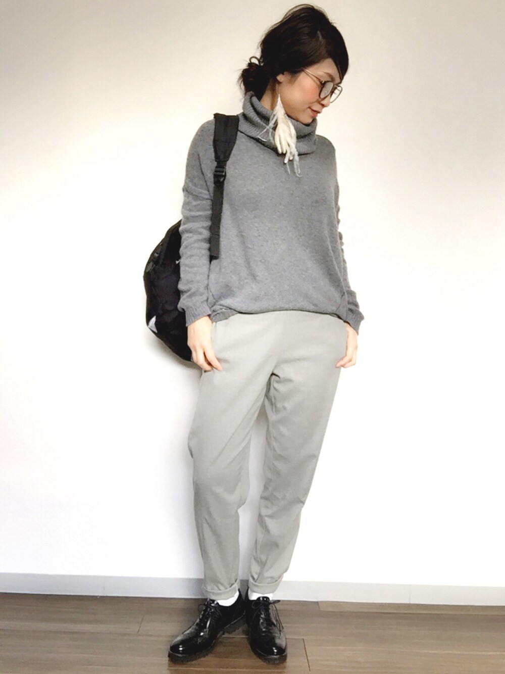 「SISLEY(SISLEY)、服バカ、チビーズ✳︎、グレー、タートルネック、のびのび伊達眼鏡クラブ、ワントーンコーデ、カジュアル、ラフ、冬」｜「IndressのBoa　Earing　【INDRESS】（ピアス（片耳用）、ホワイト系）」を使った、kanaさん（レディース・154cm）の冬コーディネートの1枚目の写真