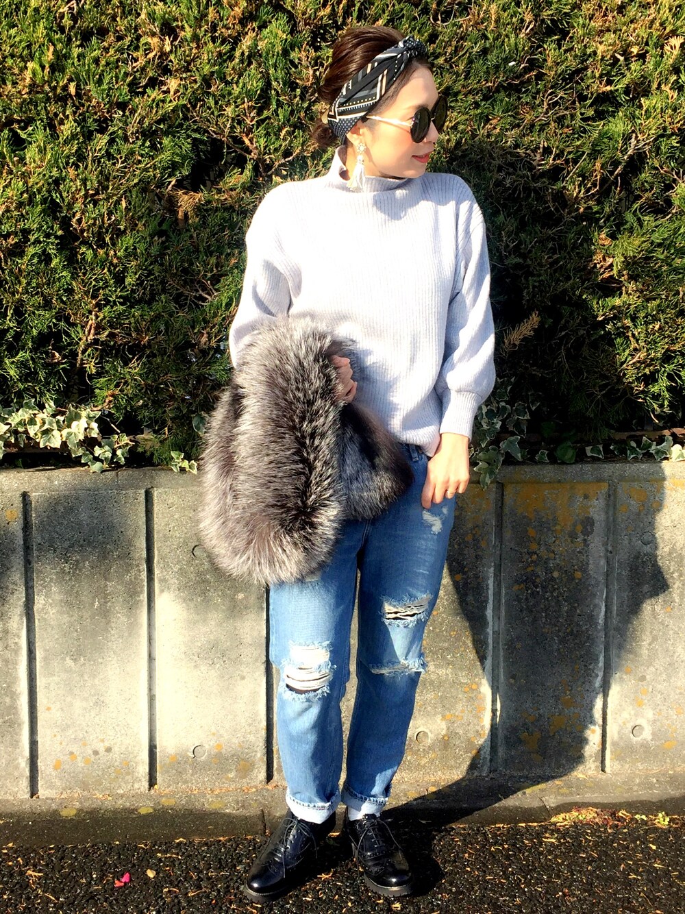 「冬コーデ、シンプルコーデ、パンツスタイル、大人カジュアル、服バカ、チビーズ✳︎、WEAR東海、デニム、ヘアバンド、ドレスシューズ」｜「BONHEURのアイテム（ニット/セーター、グレー系）」を使った、kanaさん（レディース・154cm）の冬コーディネートの1枚目の写真