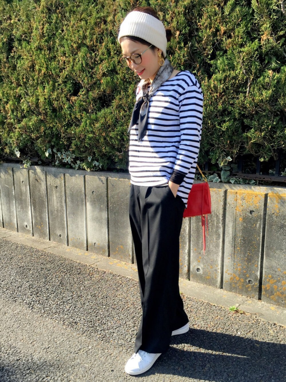 「囚人コーデ、服バカ、チビーズ✳︎、WEAR東海、カジュアルコーデ、春、ワイドパンツ、スカーフ、のびのび伊達眼鏡クラブ、UNIQLO」｜「プレゼント🎁❤️のアイテム（カチューシャ、ベージュ系）」を使った、kanaさん（レディース・154cm）の冬コーディネートの1枚目の写真