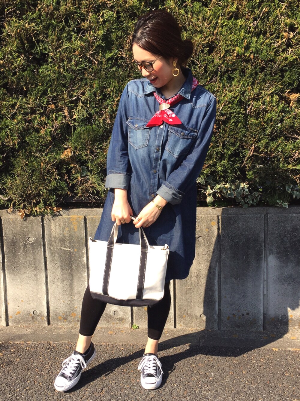 「シンプル、カジュアル、バンダナ、デニムシャツ、コンバース、ドラフトBY、ドラフトIE、シャツスタイル、服バカ、チビーズ✳︎」｜「BEAUTY&YOUTH UNITED ARROWSの【別注】BY JACKSON MATISSE バンダナ（バンダナ/スカーフ、レッド系）」を使った、kanaさん（レディース・154cm）の春コーディネートの1枚目の写真